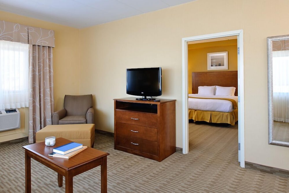 Holiday Inn Express Philadelphia Airport 30/50