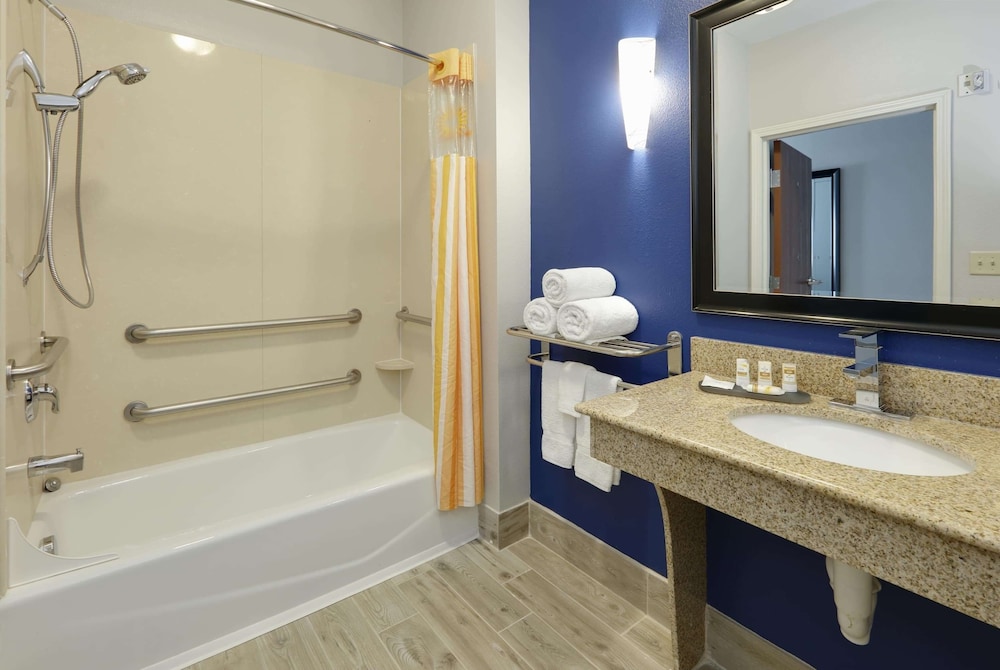 La Quinta Inn & Suites by Wyndham Denton - University Drive 11/41