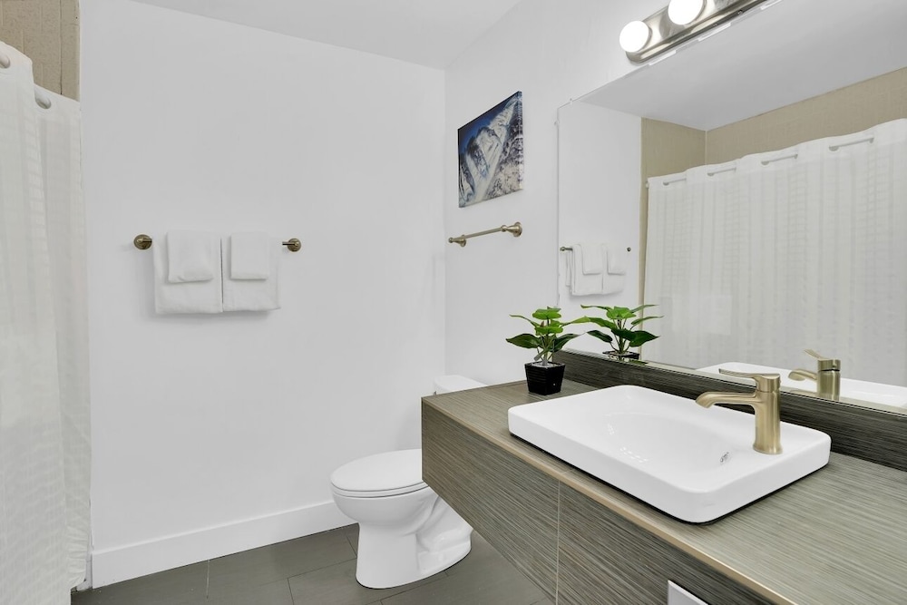 Oceanside Marina Suites 43/43