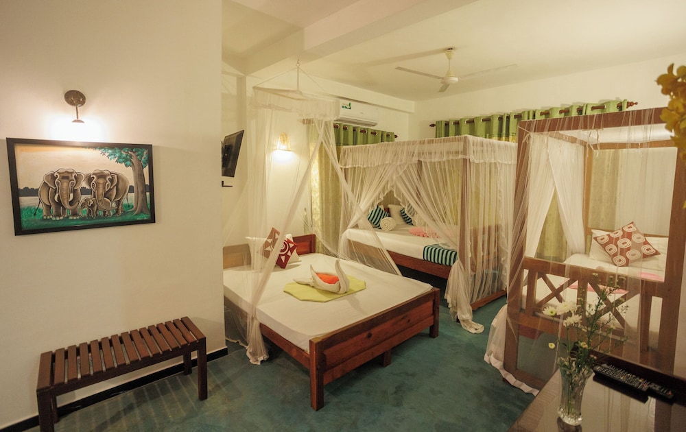 Baywatch Hotel 7/50