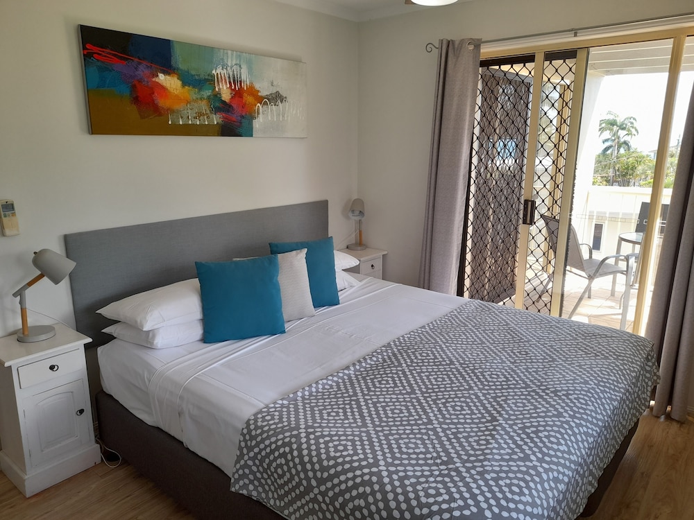 Airlie Apartments 24/78