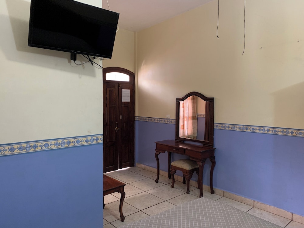 OYO Hotel Real De Cortes 25/28