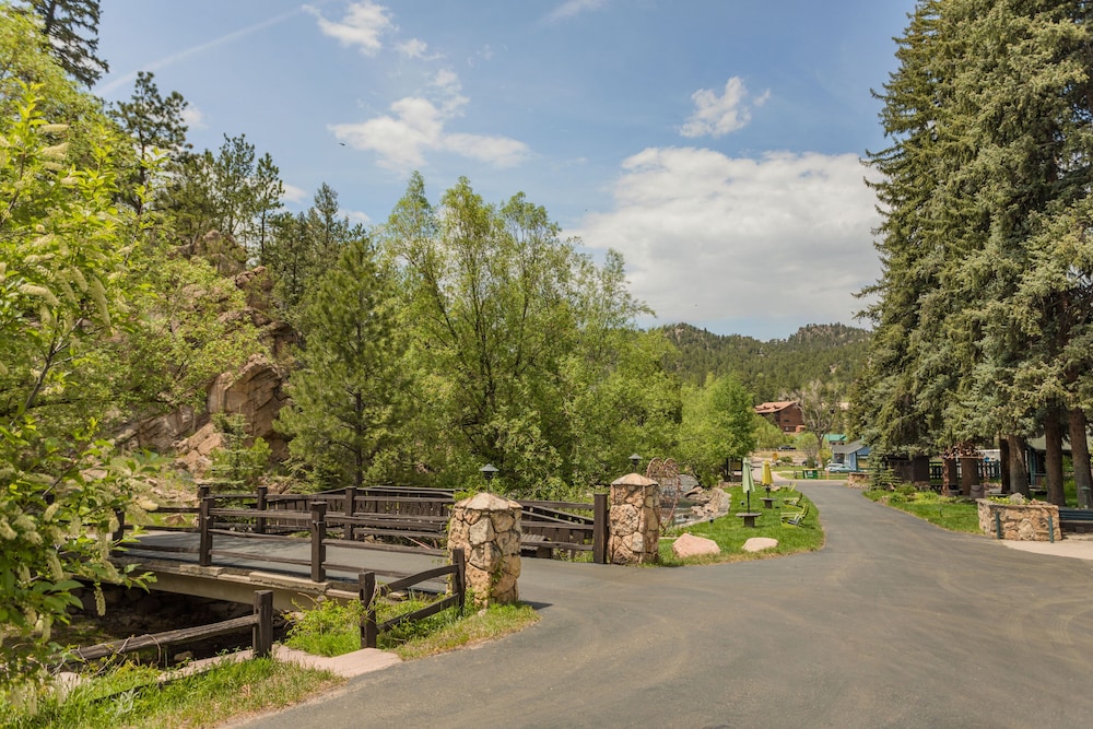 Highland Haven Creekside Inn 41/50