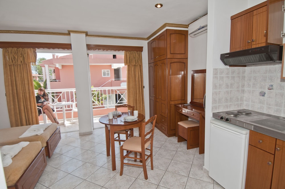 Angelina Hotel and Apartments 39/60