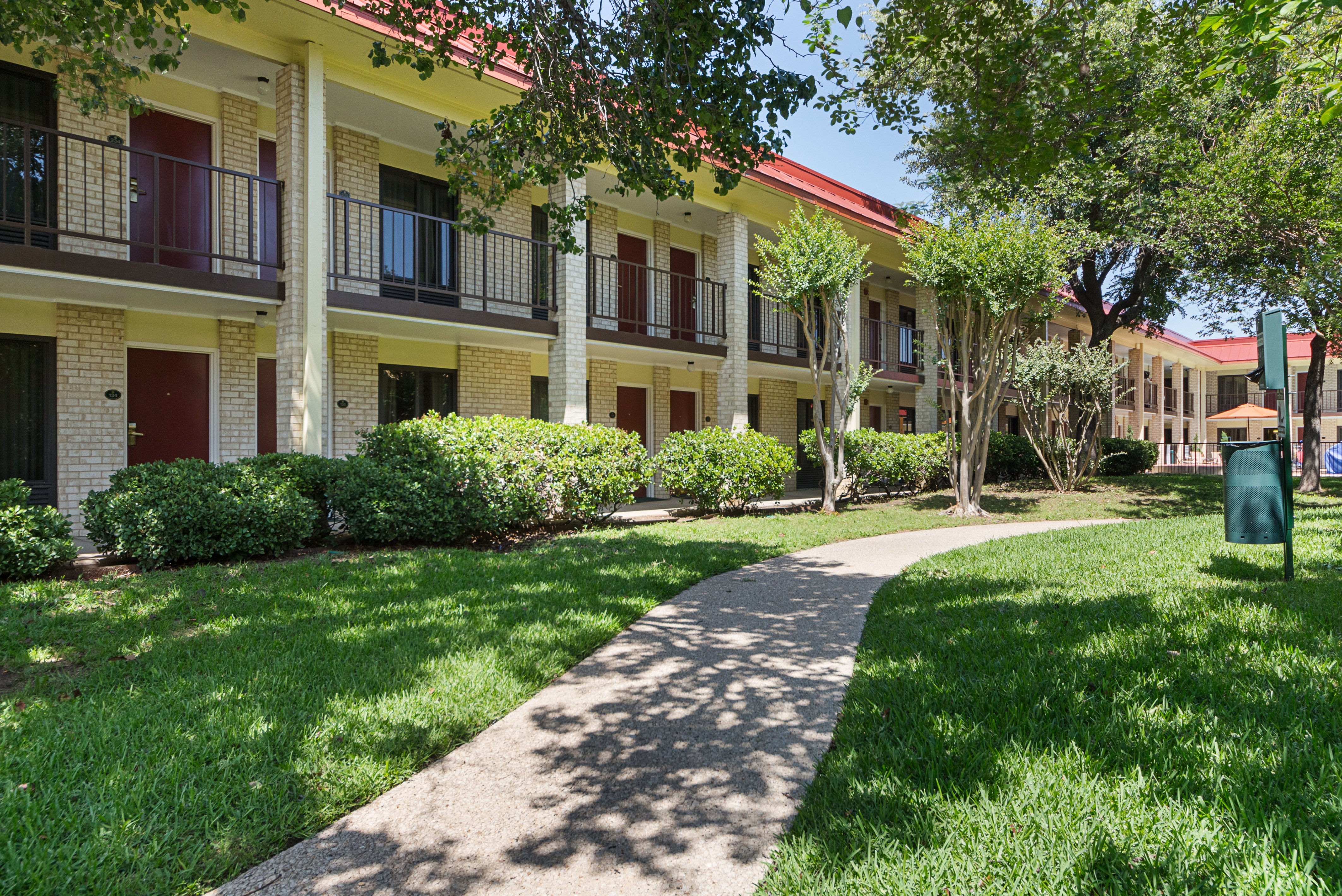 Red Roof PLUS Dallas - Addison 23/25