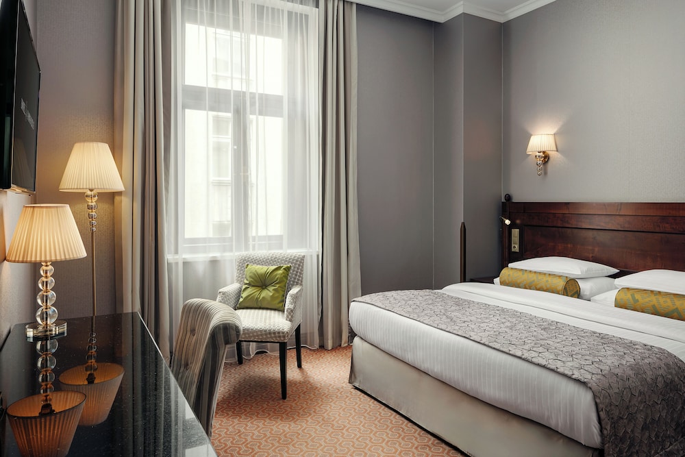 DELUXE, DOUBLE OR TWIN BED