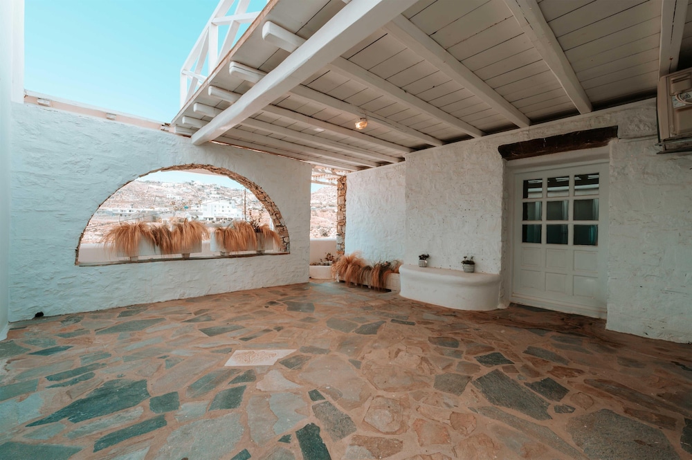 Mr And Mrs White Mykonos 37/72