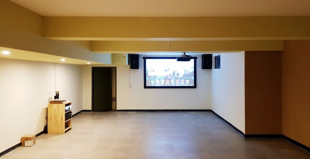 J Hotel 1/45