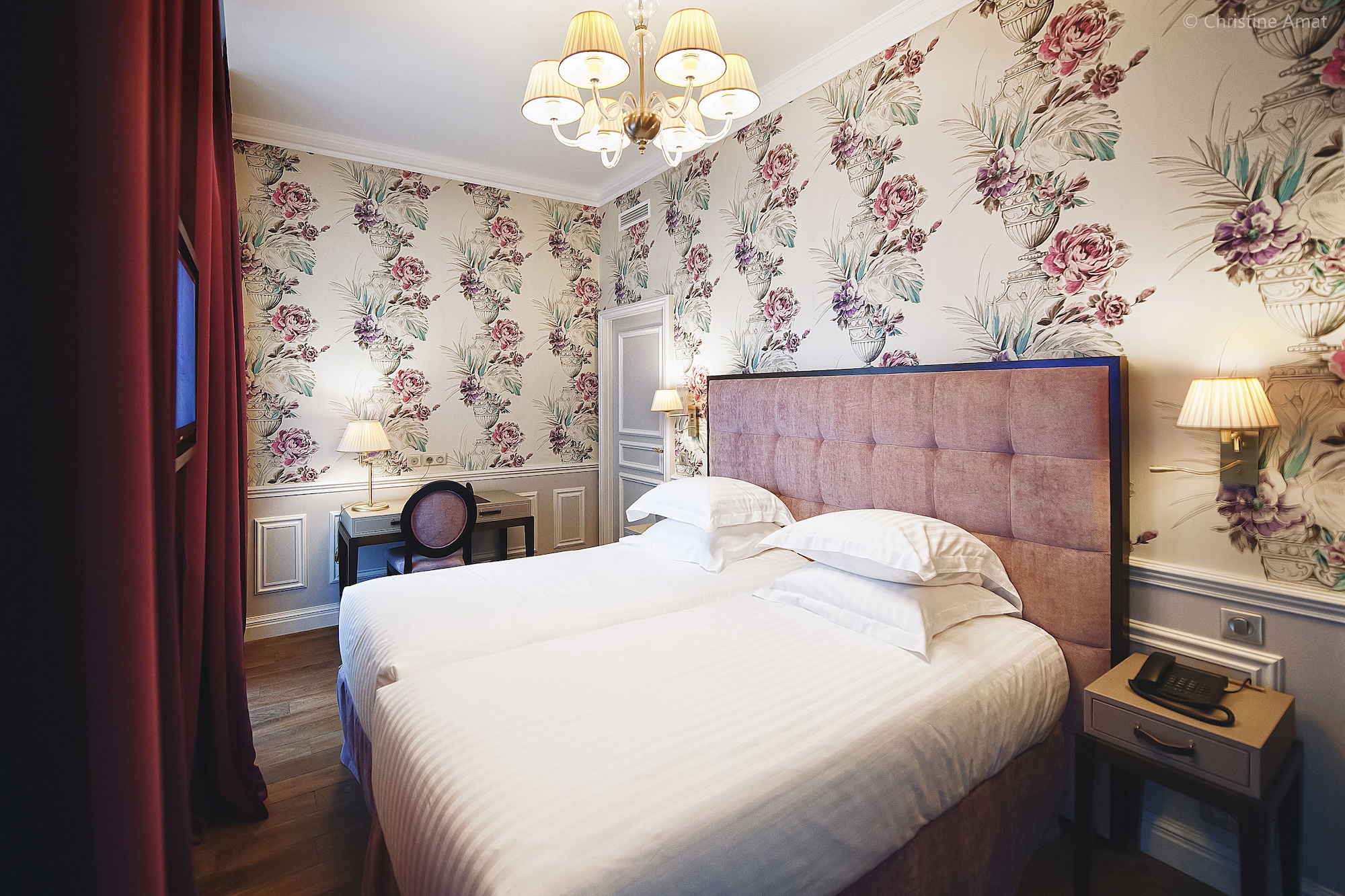 DELUXE, TWIN BEDS