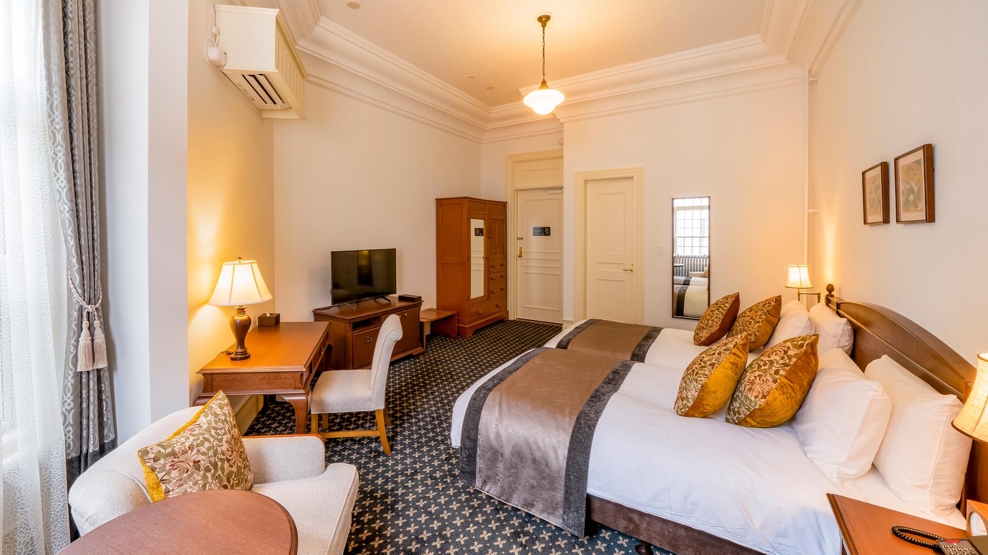 Western, Mansion, Twin Beds