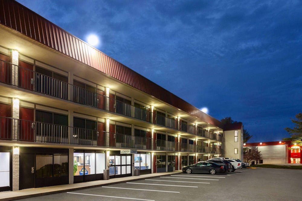 Super 8 by Wyndham Baltimore Northwest 28/40