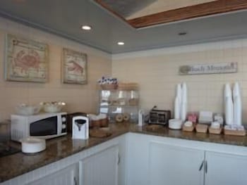 Hyannis Travel Inn 31/45