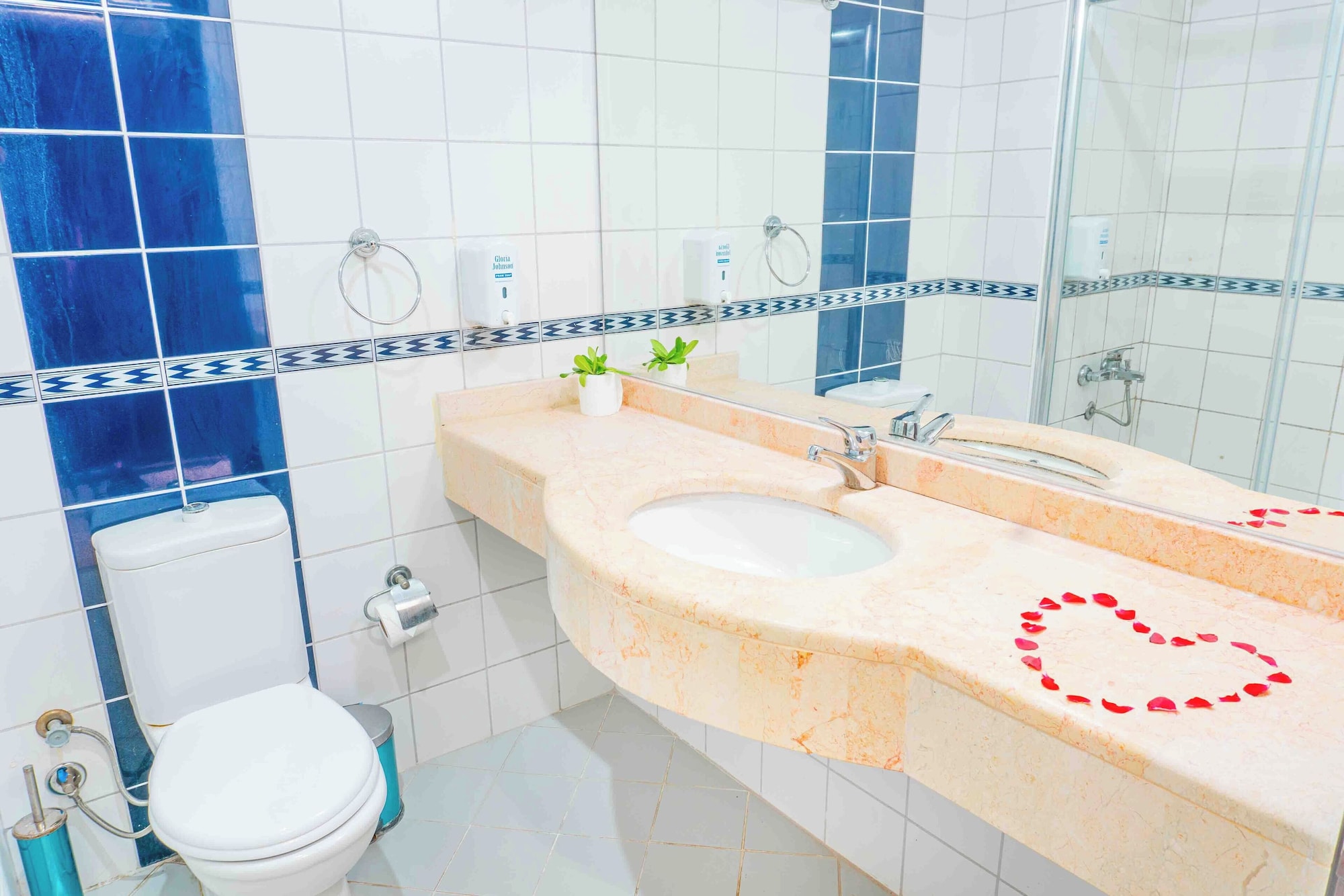 غرفة قياسية بسرير كوين وسرير فردي بإطلالة على الحديقة، Belpoint Beach Hotel 8/10