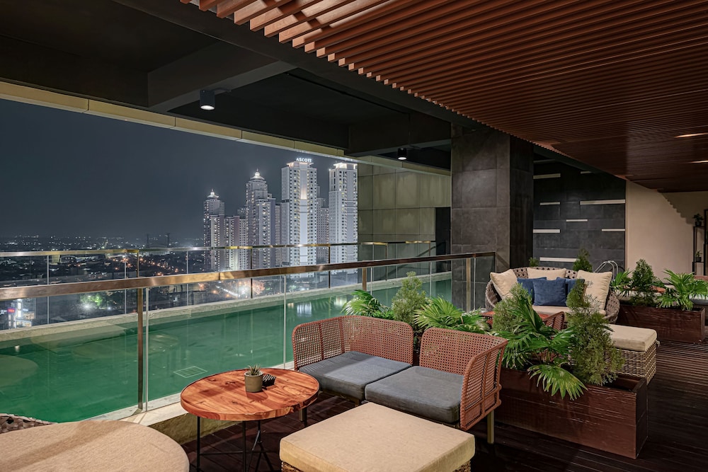 Whiz Luxe Hotel Spazio Surabaya 8/29