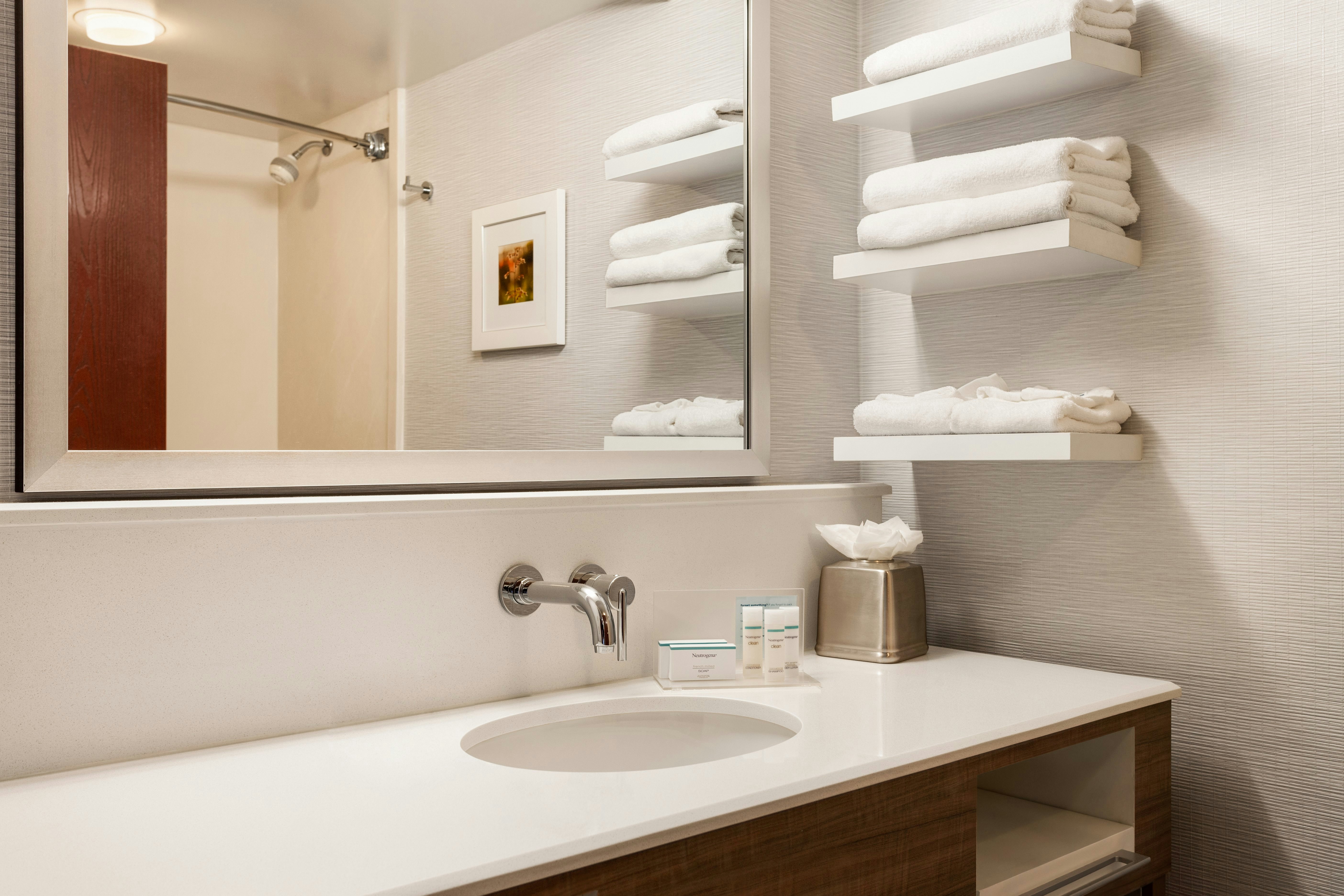 جناح بسرير كينج بشرفة بغرفة نوم واحدة، Hampton Inn & Suites Denver-Cherry Creek 2/2