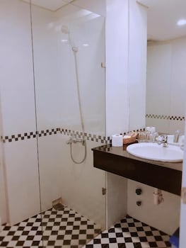 Rich Hotel 46/49