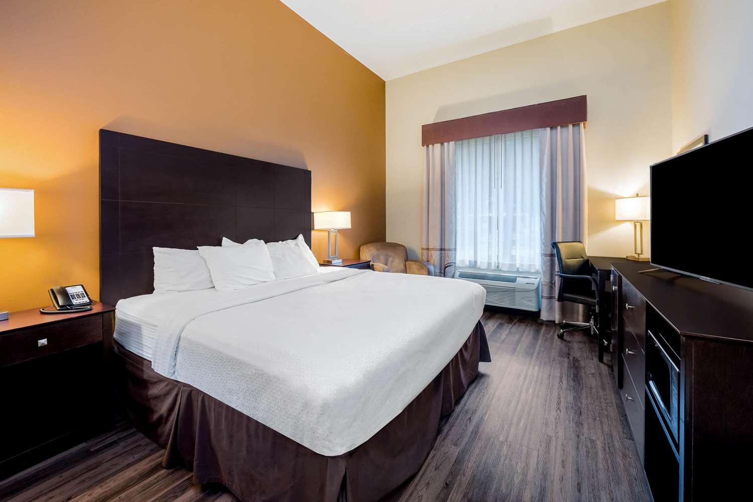 La Quinta Inn & Suites by Wyndham Marshall 7/27