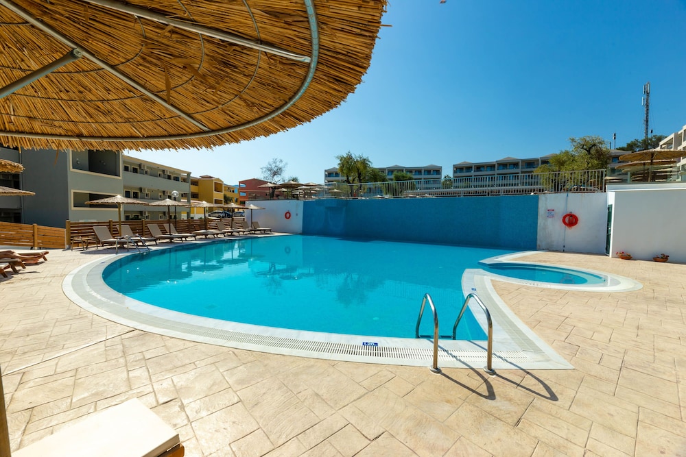 Robolla Beach Aparthotel 72/75