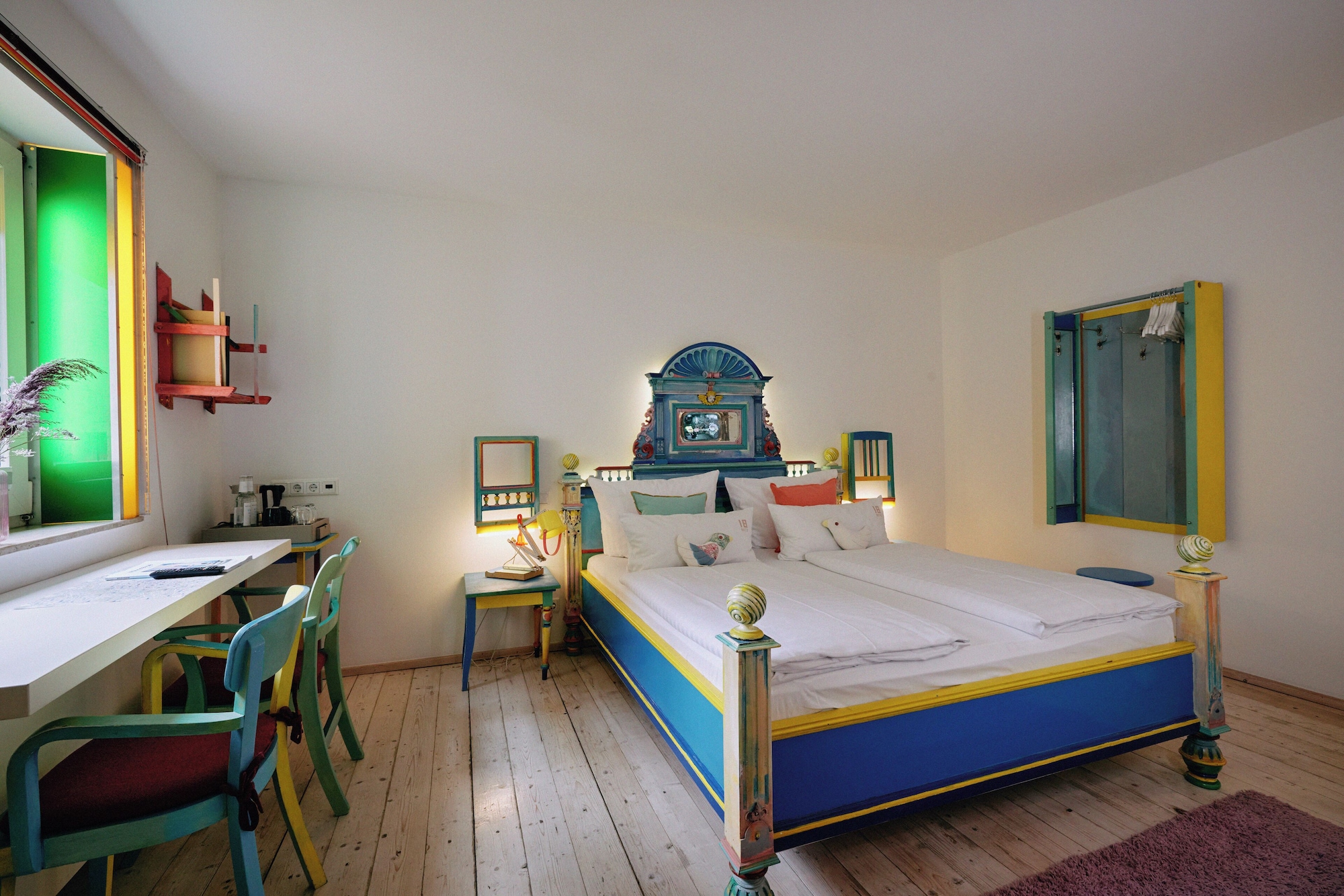 DESIGN, EXTREME, QUEEN BED