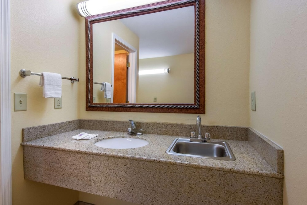 Rodeway Inn and Suites Macon 39/45