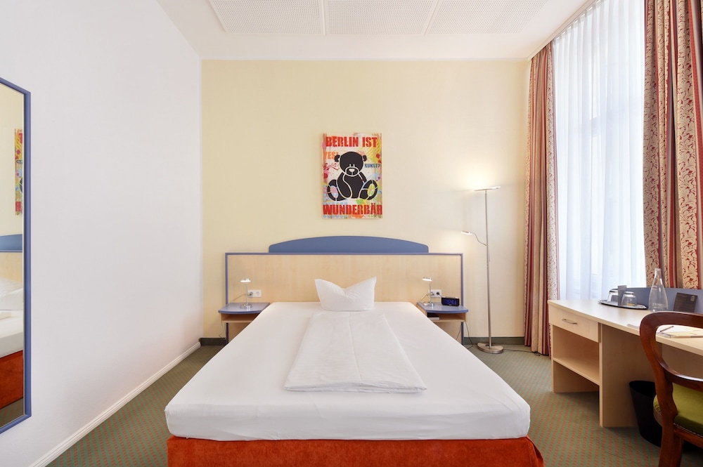 ROOM, SINGLE