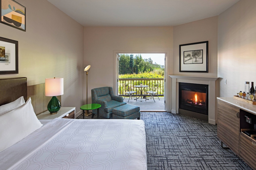 Premier, King Bed, Resort View, Balcony