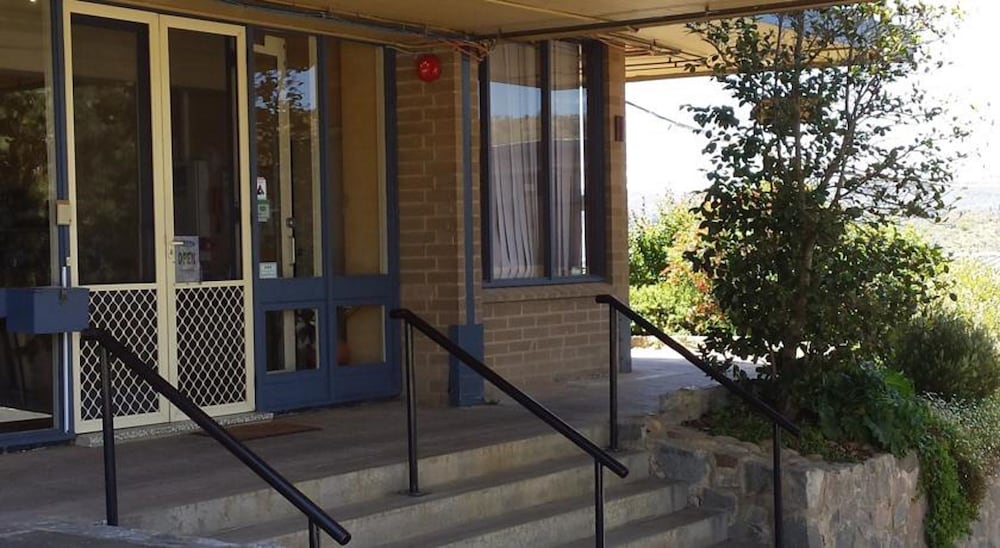 LAKE JINDABYNE HOTEL 6/75