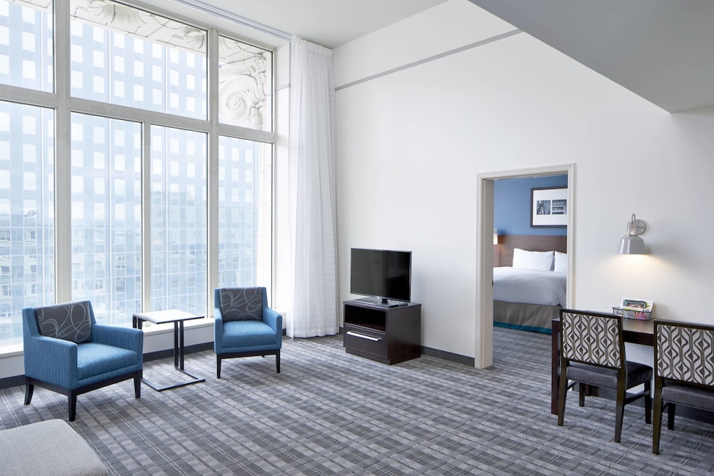Residence Inn Milwaukee Downtown by Marriott 38/54
