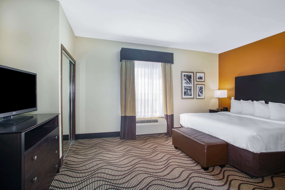 La Quinta Inn Suites Beeville 14/40