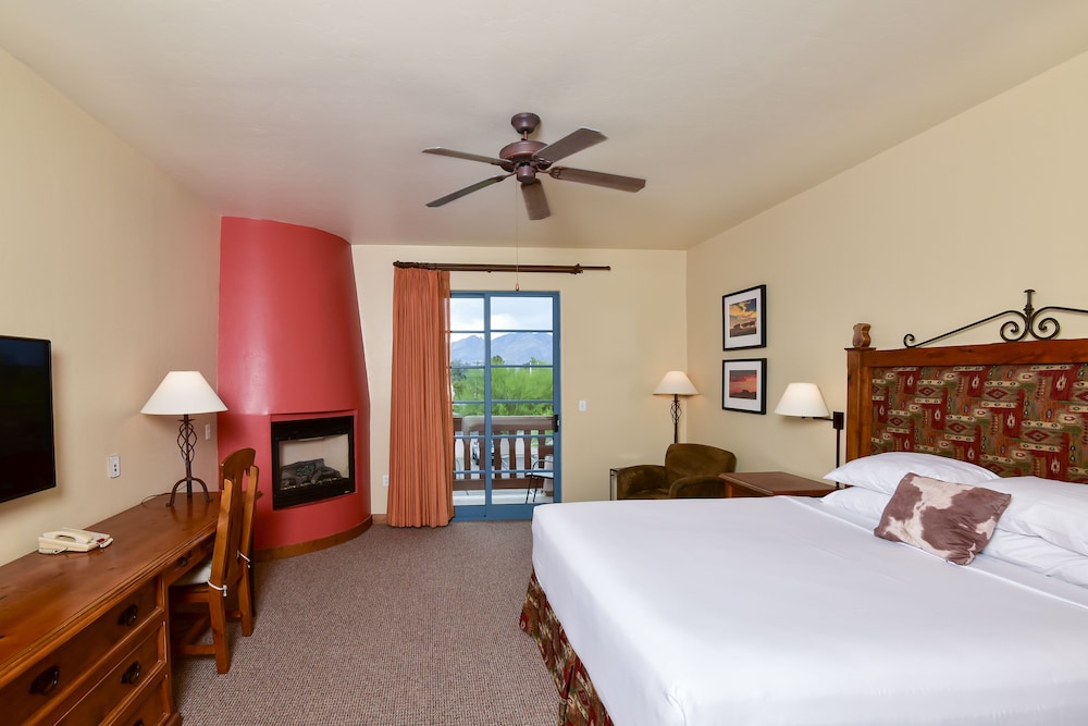 DELUXE, KING BED