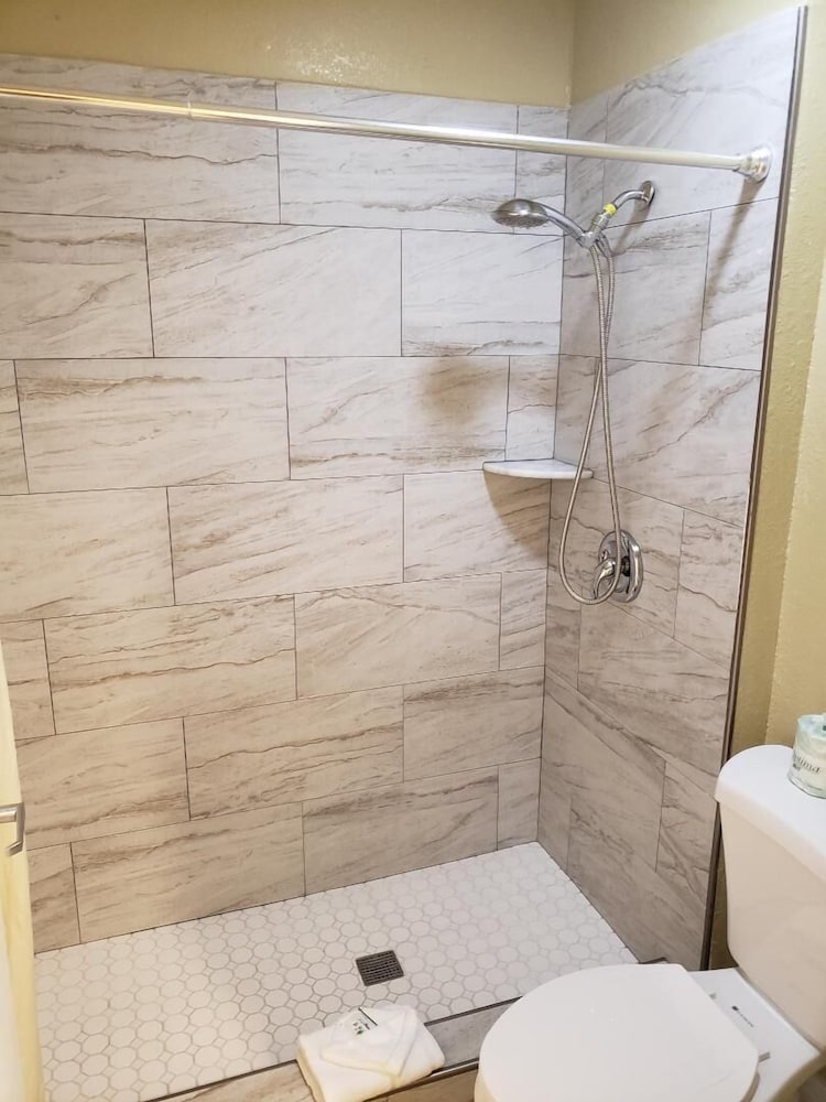 University Inn Fresno 30/48