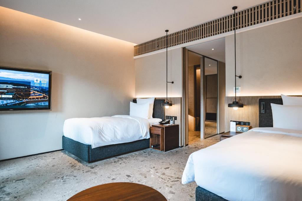 Twin Beds, King Bed, Mountain or Lake View