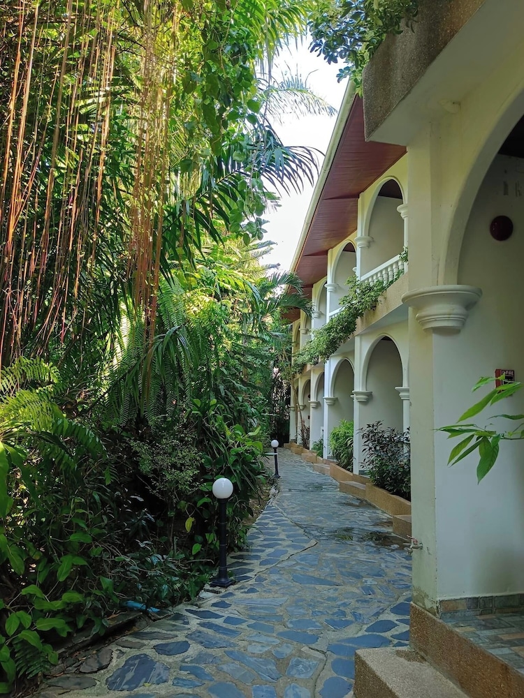 Tropica Bungalow Hotel 60/69