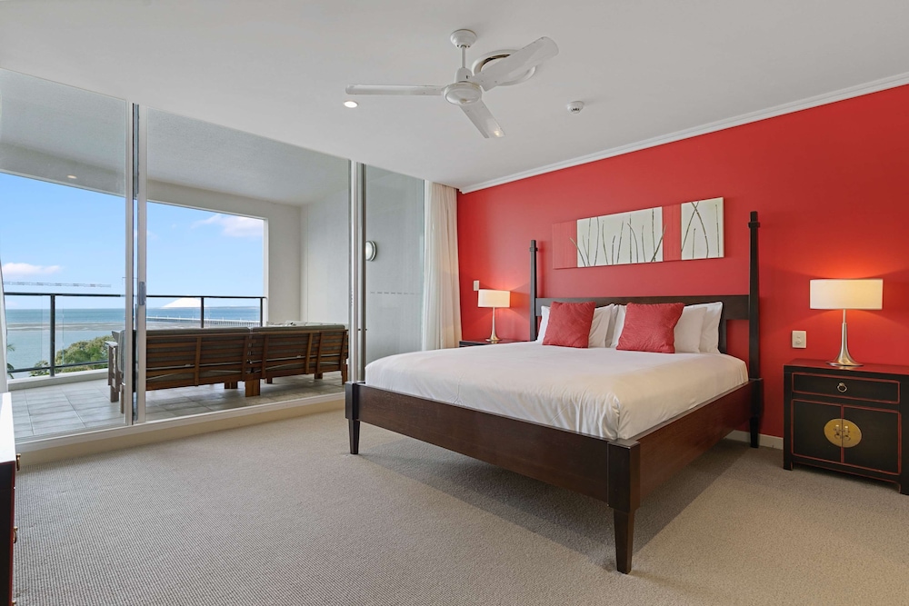 3 Bedrooms, Penthouse, 1 Queen and 2 King Beds, Oaks Hervey Bay Resort and Spa 2/6