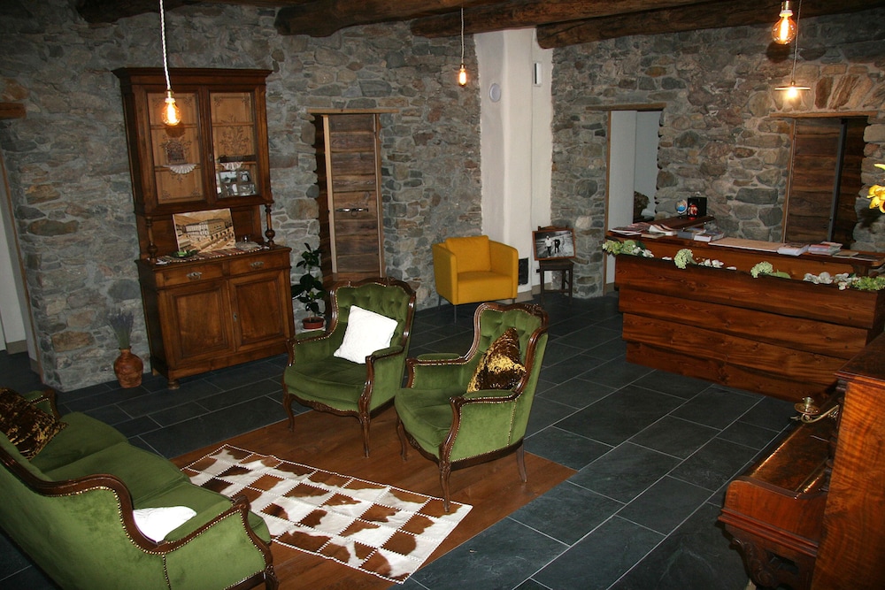 Ostello Del Castello Tirano 34/50