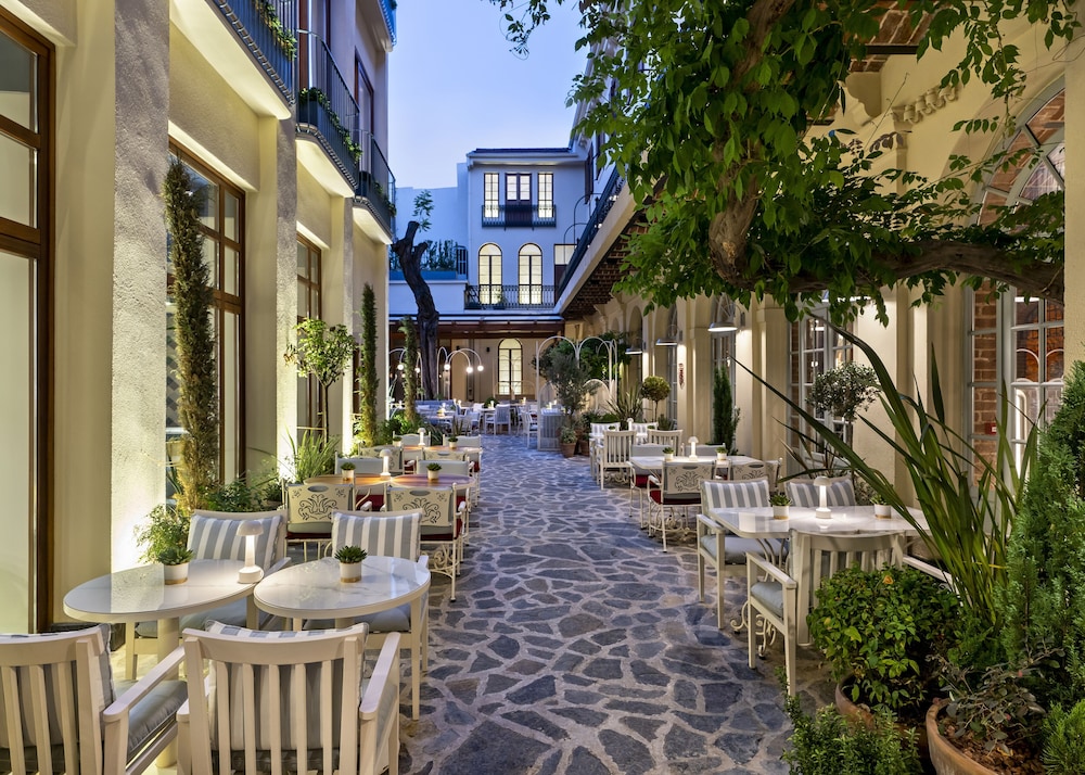 Ecole St. Pierre Hotel 40/50