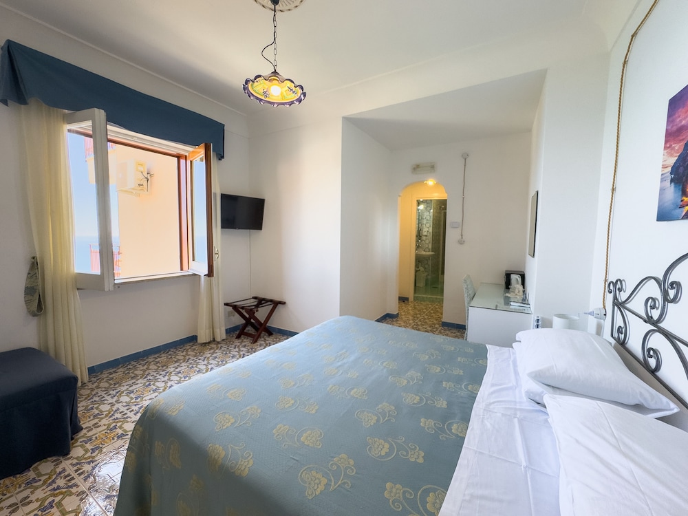 Room, Triple, 1 Double and 1 Single Bed, Ocean Front, Sea View