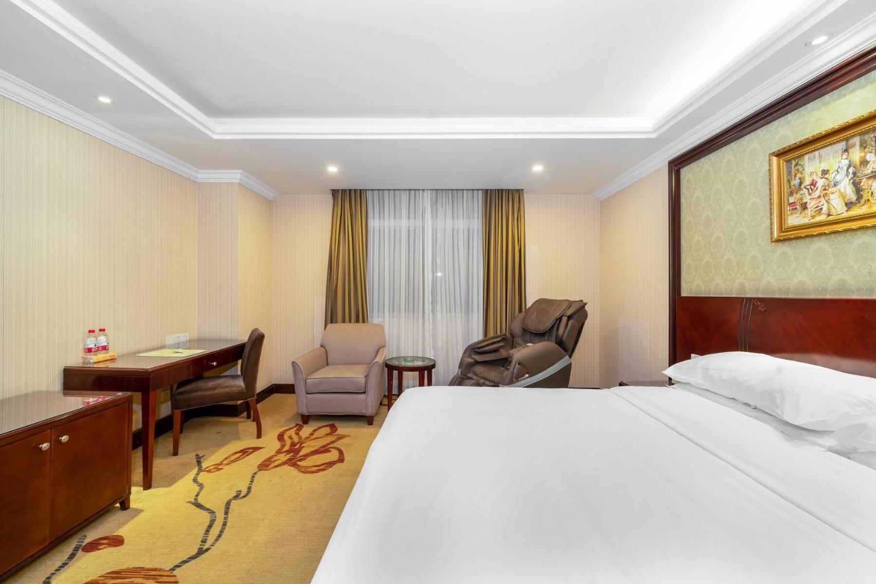 Vienna Hotel (Dongguan Houjie Convention and Exhibition Center) 37/75