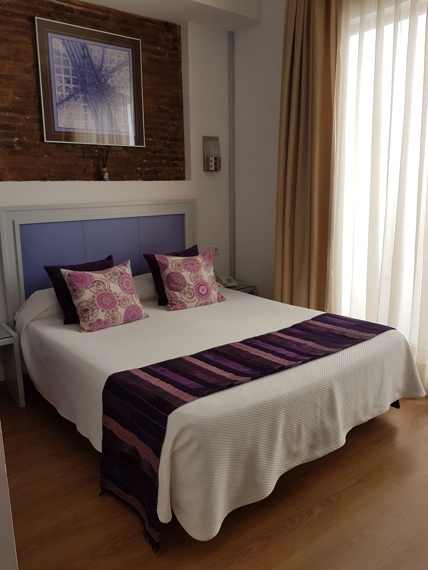 ROOM, DOUBLE BED