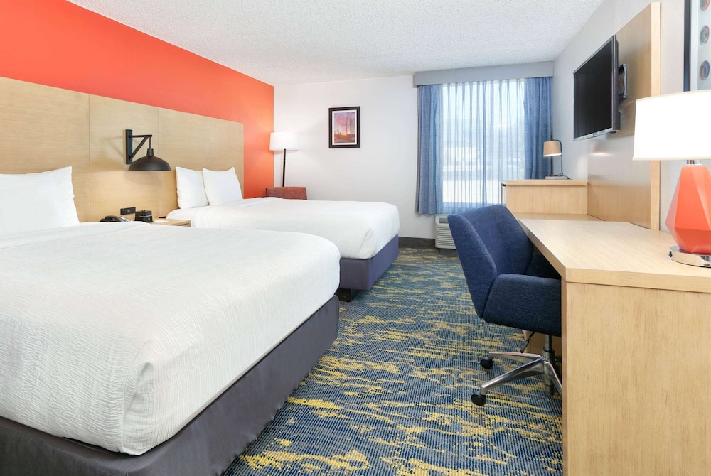 غرفة بسريرين كوين لذوي الإعاقة، La Quinta Inn & Suites by Wyndham Dallas - Las Colinas 2/6