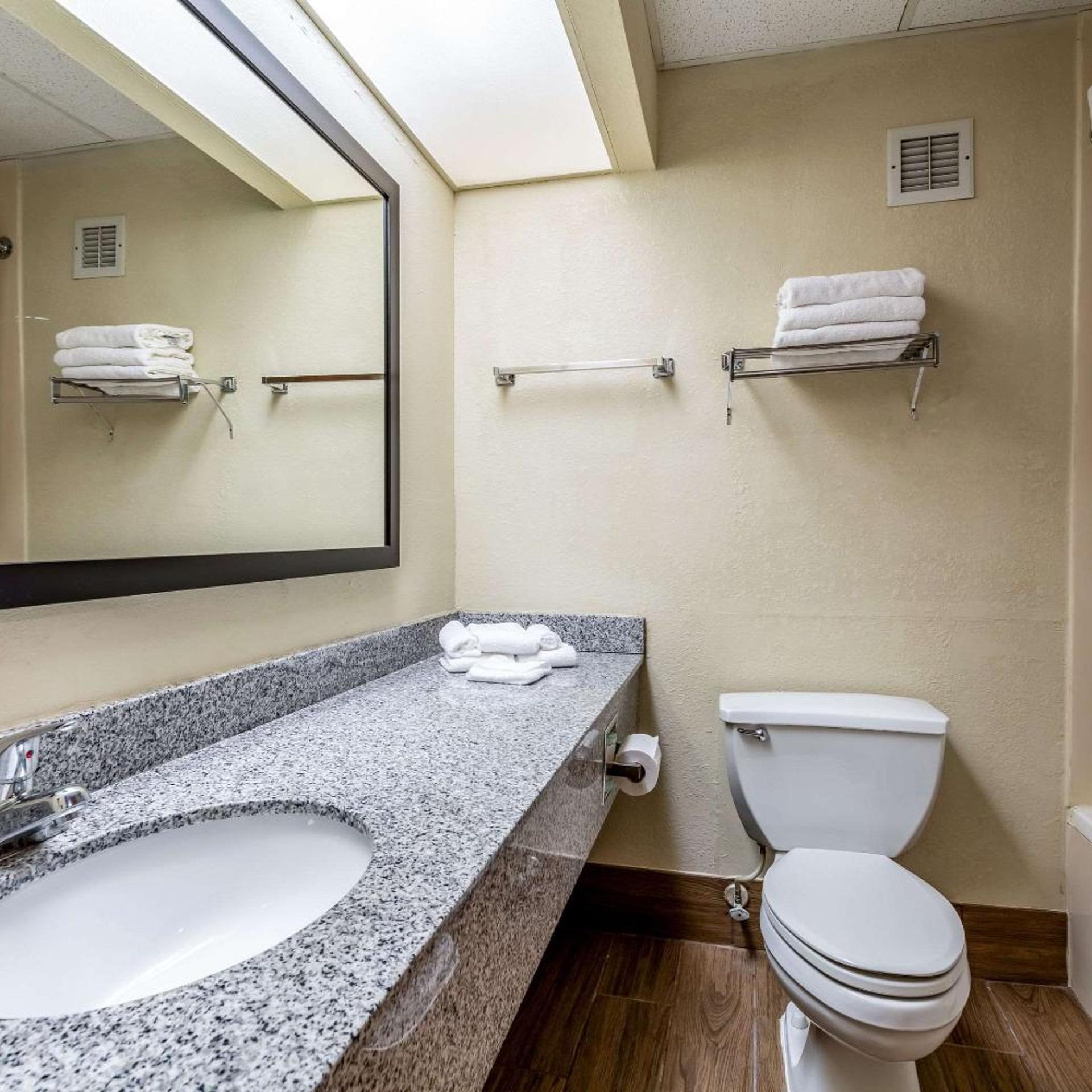 جناح بسرير كينج بجاكوزي، Quality Inn and Suites Southport 6/6