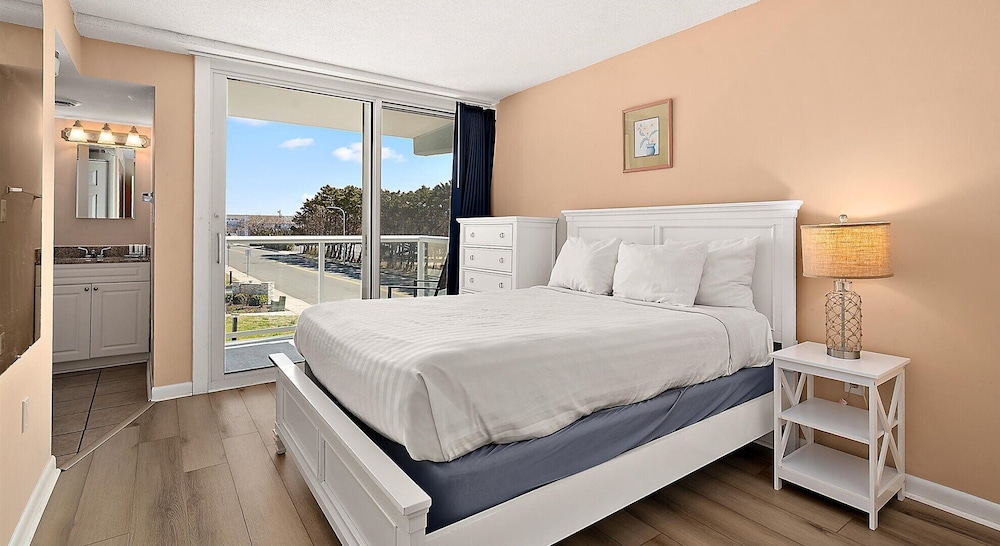 3 Bedrooms, Condo, Premium, 2 Queen and Twin Beds, Bay View, Sofa, Bay Club Resort 7/10