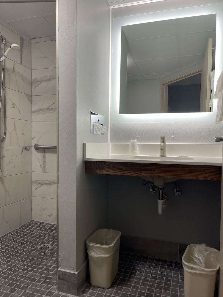 AmericInn by Wyndham Ladysmith 20/25