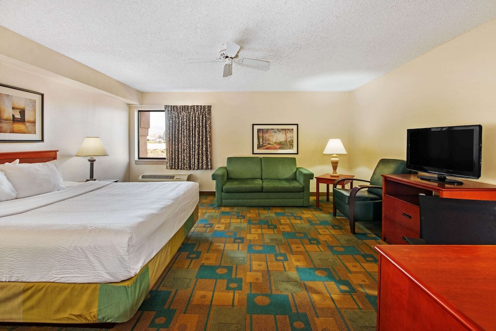 La Quinta Inn & Suites by Wyndham Albuquerque Journal Ctr NW 13/49