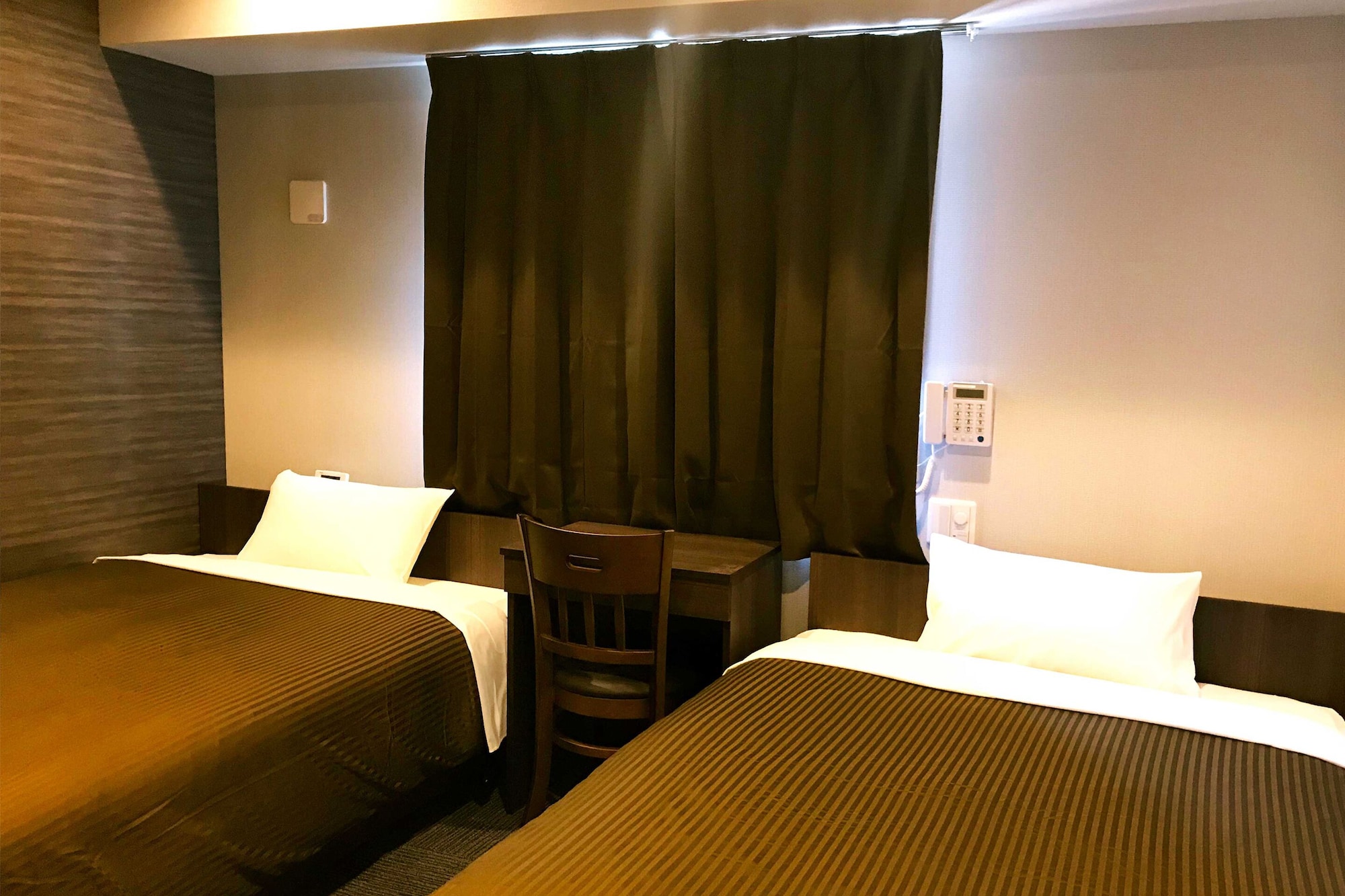 ROOM, TWIN BEDS