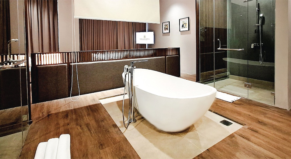 The Balcone Hotel and Resort 52/54