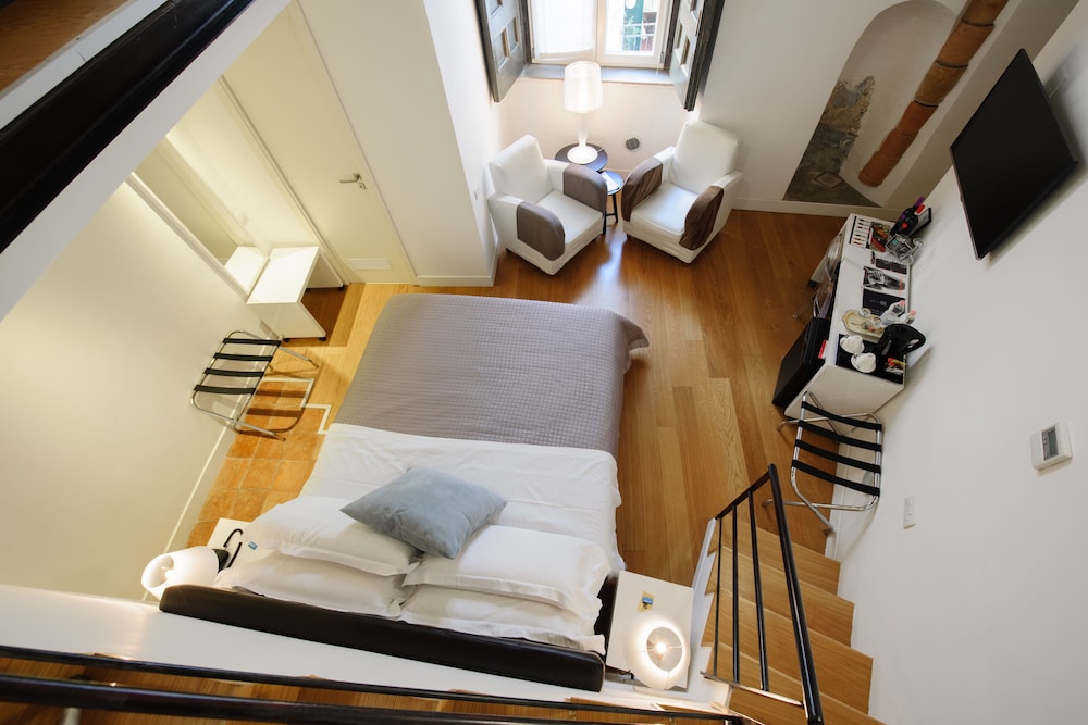 SANTA CHIARA BOUTIQUE HOTEL 24/73