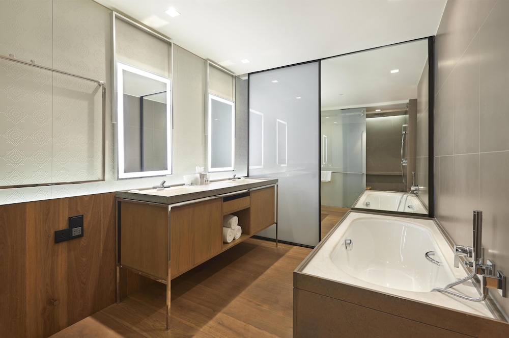 Andaz Delhi, by Hyatt 79/82