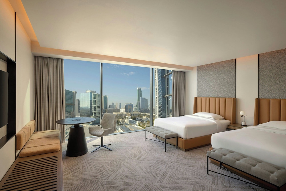 غرفة سيغنتشر بسريرين كوين بإطلالة على المدينة، Sheraton Bahrain Hotel 2/6