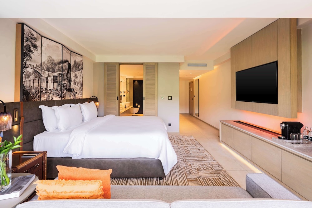 SIGNATURE, KING BED, BALCONY